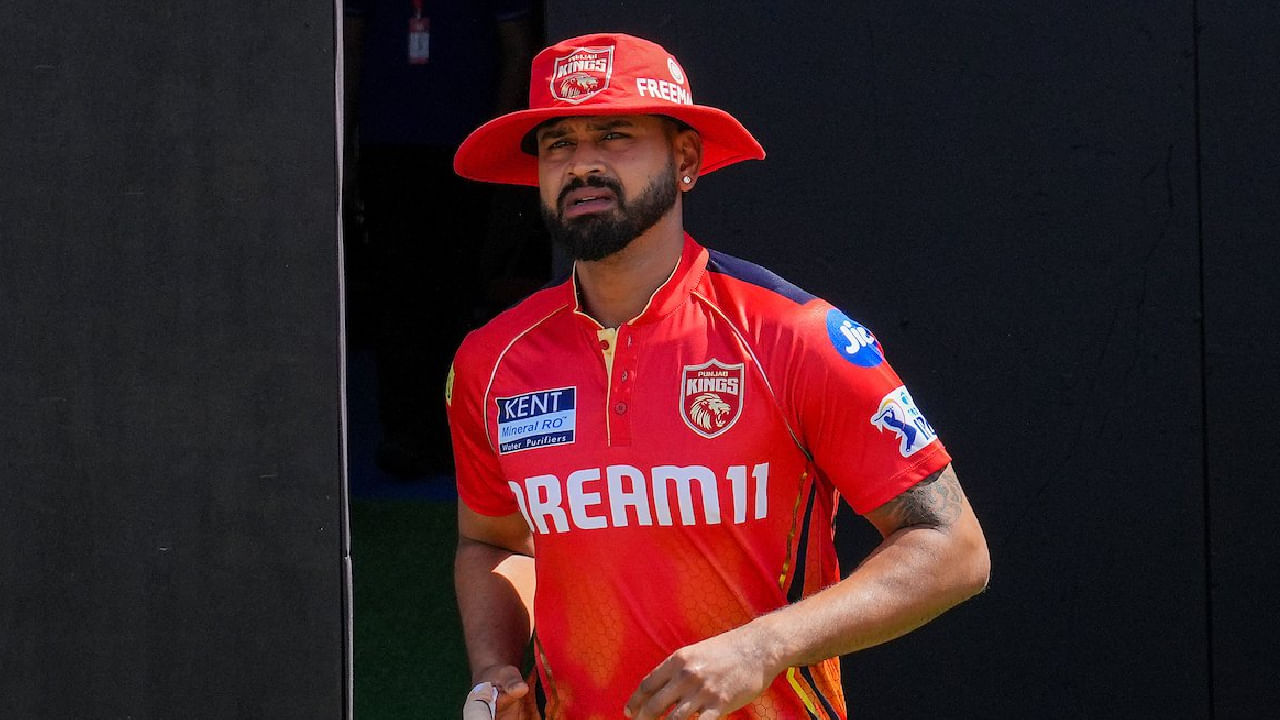 ಇದರೊಂದಿಗೆ ಇಂಡಿಯನ್ ಪ್ರೀಮಿಯರ್ ಲೀಗ್ ಇತಿಹಾಸದಲ್ಲಿ ಮೂರು ತಂಡಗಳನ್ನು ಪ್ಲೇಆಫ್ಗೇರಿಸಿದ ಮೊದಲ ನಾಯಕ ಎಂಬ ದಾಖಲೆಯೊಂದು ಶ್ರೇಯಸ್ ಅಯ್ಯರ್ ಪಾಲಾಗಿದೆ. ಐಪಿಎಲ್ನಲ್ಲಿ ಶ್ರೇಯಸ್ ಅಯ್ಯರ್ ಈವರೆಗೆ ಮೂರು ತಂಡಗಳನ್ನು ಮುನ್ನಡೆಸಿದ್ದಾರೆ. ಈ ಮೂರು ತಂಡಗಳು ಕೂಡ ಪ್ಲೇಆಫ್ಗೆ ಪ್ರವೇಶಿಸಿದೆ ಎಂಬುದೇ ವಿಶೇಷ.