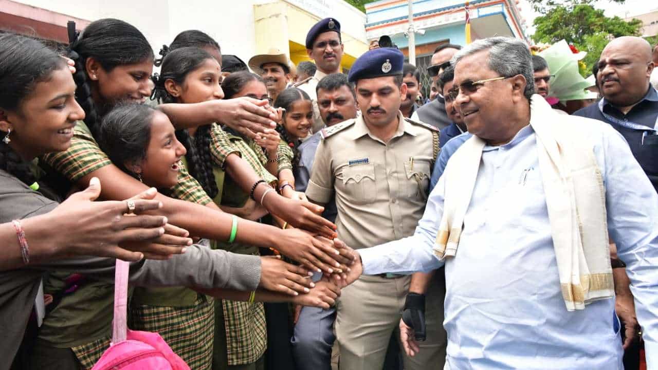 ಸರ್ಕಾರಿ ಮತ್ತು ಅನುದಾನಿತ ಶಾಲೆಗಳಲ್ಲಿ ವಾರದ ಆರೂ ದಿನವೂ ಮೊಟ್ಟೆ ವಿತರಣೆ: ಸಿದ್ದರಾಮಯ್ಯ ಸರ್ಕಾರಿ ಮತ್ತು ಅನುದಾನಿತ ಶಾಲೆಗಳಲ್ಲಿ ವಾರದ ಆರೂ ದಿನವೂ ಮೊಟ್ಟೆ ವಿತರಣೆ: ಸಿದ್ದರಾಮಯ್ಯ