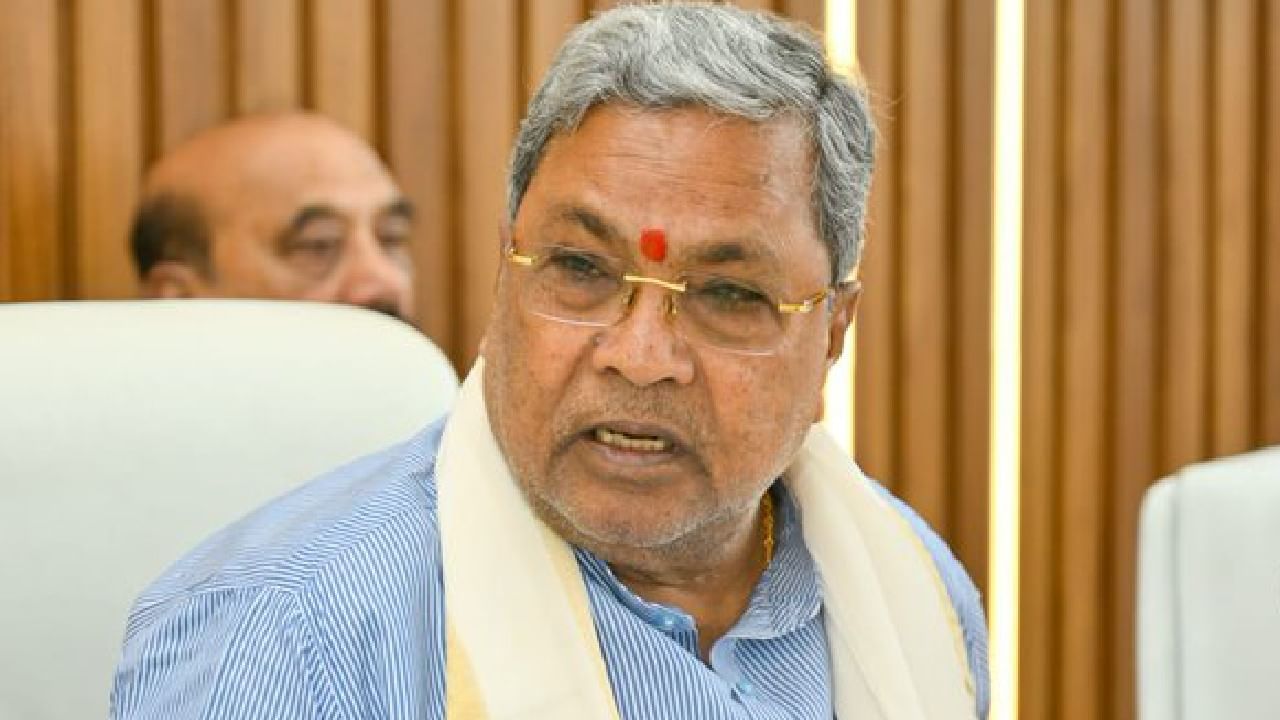 ಕರ್ನಾಟಕದ ಮುಖ್ಯಮಂತ್ರಿ ಸಿದ್ದರಾಮಯ್ಯ ಹಣೆಗೆ ದೊಡ್ಡದಾಗಿ ಕುಂಕುಮ ಇಟ್ಟುಕೊಂಡು ಬಂದು ಆಪರೇಷನ್ ಸಿಂಧೂರಕ್ಕೆ ತಮ್ಮ ಬೆಂಬಲ ಮತ್ತು ಮೆಚ್ಚುಗೆ ಸೂಚಿಸಿದರು.