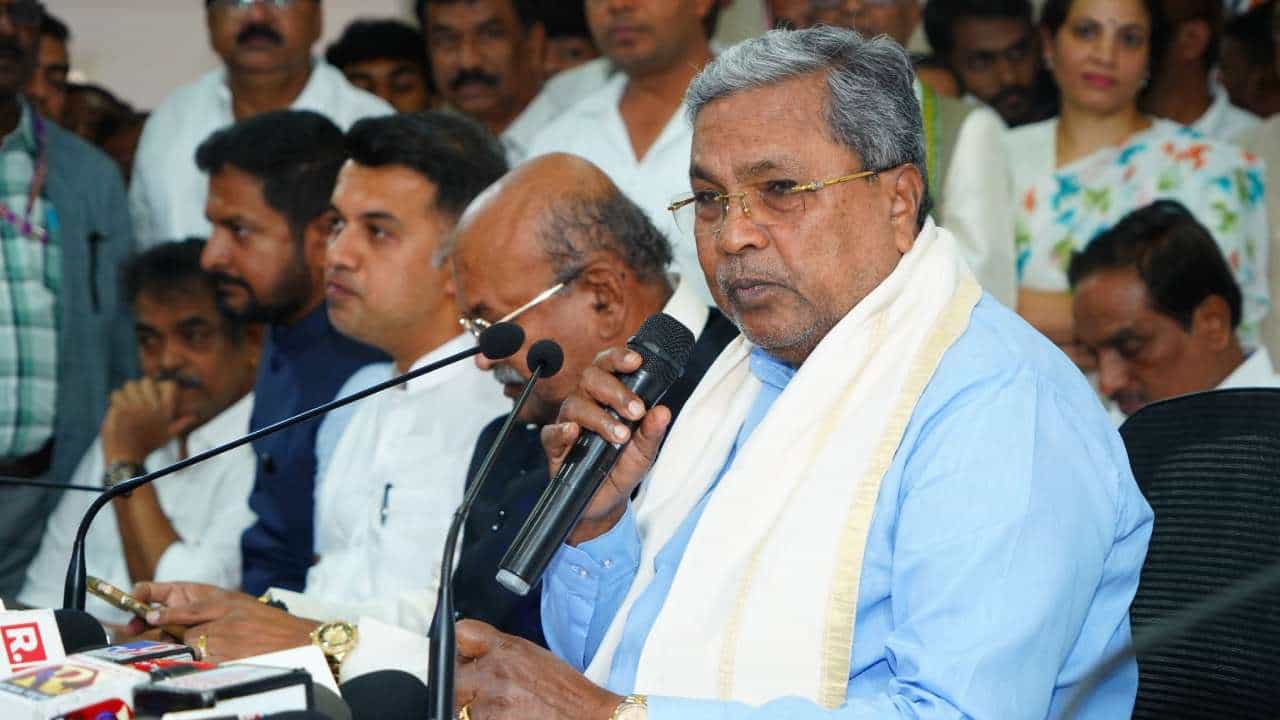 ಉರ್ದುಗೆ 100, ಕನ್ನಡ 32 ಕೋಟಿ ರೂ.: ಬಿಜೆಪಿಯ ಅನುದಾನ ವಿವಾದಕ್ಕೆ ಸಿಎಂ ಸ್ಪಷ್ಟನೆ ಉರ್ದುಗೆ 100, ಕನ್ನಡ 32 ಕೋಟಿ ರೂ.: ಬಿಜೆಪಿಯ ಅನುದಾನ ವಿವಾದಕ್ಕೆ ಸಿಎಂ ಸ್ಪಷ್ಟನೆ