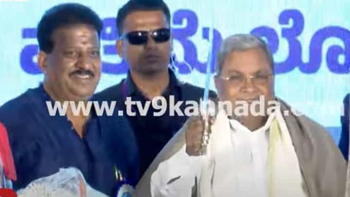 ಅಂಬೇಡ್ಕರ್ ಪ್ರತಿಮೆ ಲೋಕಾರ್ಪಣೆ ಕಾರ್ಯಕ್ರಮದಲ್ಲಿ ಸಿದ್ದರಾಮಯ್ಯಗೆ ಖಡ್ಗ ನೀಡಿ ಸತ್ಕರಿಸಿದ ಎಸ್ಅರ್ ವಿಶ್ವನಾಥ್ ಅಂಬೇಡ್ಕರ್ ಪ್ರತಿಮೆ ಲೋಕಾರ್ಪಣೆ ಕಾರ್ಯಕ್ರಮದಲ್ಲಿ ಸಿದ್ದರಾಮಯ್ಯಗೆ ಖಡ್ಗ ನೀಡಿ ಸತ್ಕರಿಸಿದ ಎಸ್ಅರ್ ವಿಶ್ವನಾಥ್