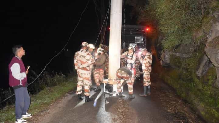 ಸಿಕ್ಕಿಂ: ತೀಸ್ತಾ ನದಿಗೆ ಉರುಳಿದ ಬಸ್, ಇಬ್ಬರ ರಕ್ಷಣೆ, 9 ಮಂದಿ ನಾಪತ್ತೆ ಸಿಕ್ಕಿಂ: ತೀಸ್ತಾ ನದಿಗೆ ಉರುಳಿದ ಬಸ್, ಇಬ್ಬರ ರಕ್ಷಣೆ, 9 ಮಂದಿ ನಾಪತ್ತೆ