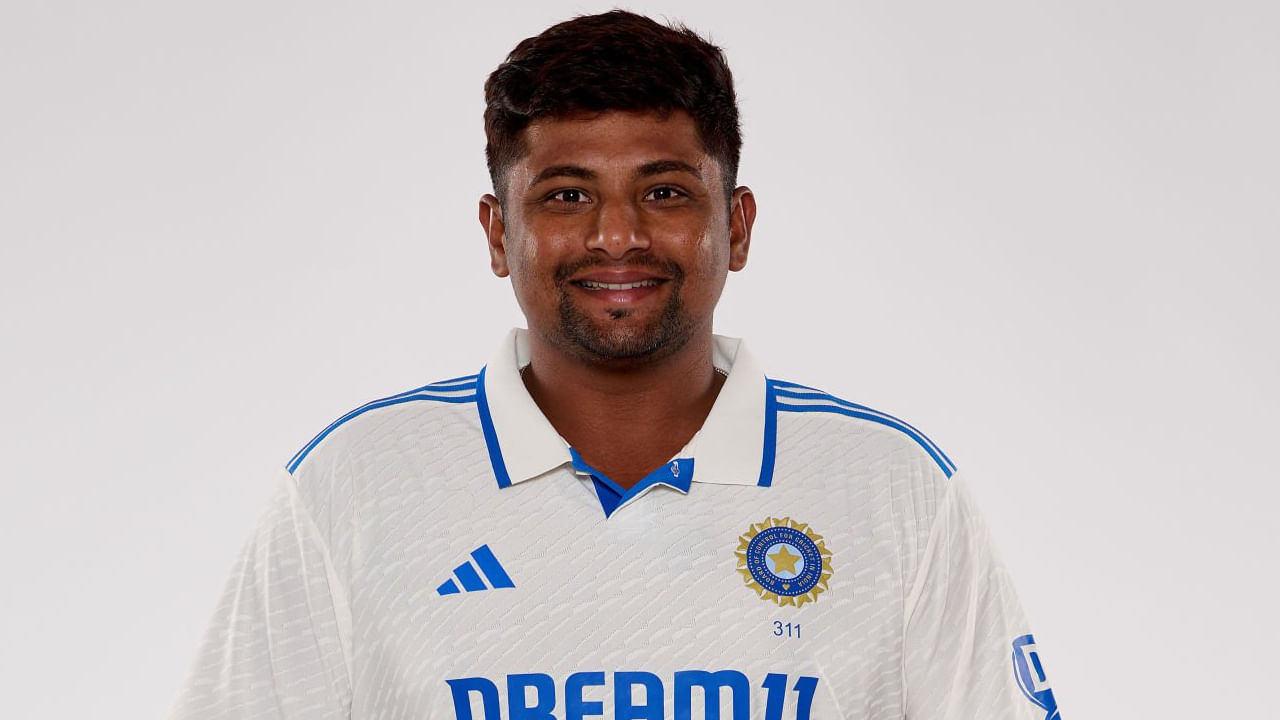 ಸರ್ಫರಾಝ್ ಖಾನ್: ಬಾರ್ಡರ್-ಗವಾಸ್ಕರ್ ಟೆಸ್ಟ್ ಸರಣಿ ವೇಳೆ ಭಾರತ ತಂಡದ ಭಾಗವಾಗಿದ್ದ ಸರ್ಫರಾಝ್ ಖಾನ್ ಅವರನ್ನು ಸಹ ತಂಡದಿಂದ ಕೈ ಬಿಡಲಾಗಿದೆ. ಆಸ್ಟ್ರೇಲಿಯಾ ವಿರುದ್ಧದ ಸರಣಿಯಲ್ಲಿ ಸರ್ಫರಾಝ್ ಬೆಂಚ್ ಕಾದಿದ್ದರು. ಇದೀಗ ಇಂಗ್ಲೆಂಡ್ ವಿರುದ್ಧದ ಸರಣಿಗೆ ಅವರನ್ನು ಆಯ್ಕೆ ಮಾಡಿಲ್ಲ ಎಂಬುದೇ ಅಚ್ಚರಿ.