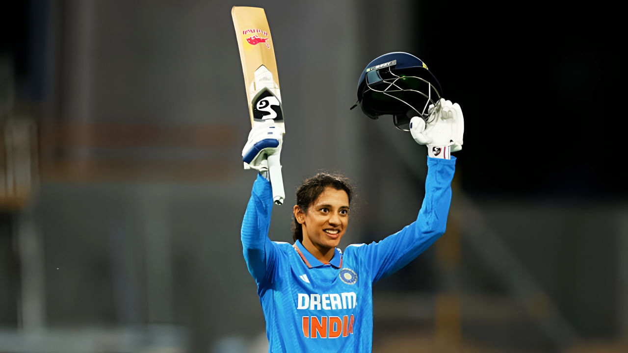 ಕೊಲಂಬೊದಲ್ಲಿ ನಡೆಯುತ್ತಿರುವ ತ್ರಿಕೋನ ಸರಣಿಯ ಫೈನಲ್ ಪಂದ್ಯದಲ್ಲಿ ಟೀಮ್ ಇಂಡಿಯಾದ ಆರಂಭಿಕ ಆಟಗಾರ್ತಿ ಸ್ಮೃತಿ ಮಂಧಾನ ಭರ್ಜರಿ ಶತಕ ಸಿಡಿಸಿ ಮಿಂಚಿದ್ದಾರೆ. ಆರ್. ಪ್ರೇಮದಾಸ ಮೈದಾನದಲ್ಲಿ ನಡೆಯುತ್ತಿರುವ ಶ್ರೀಲಂಕಾ ವಿರುದ್ಧದ ಈ ಪಂದ್ಯದಲ್ಲಿ ಟಾಸ್ ಗೆದ್ದ ಟೀಮ್ ಇಂಡಿಯಾ ನಾಯಕಿ ಹರ್ಮನ್ಪ್ರೀತ್ ಕೌರ್ ಬ್ಯಾಟಿಂಗ್ ಆಯ್ದುಕೊಂಡಿದ್ದಾರೆ.