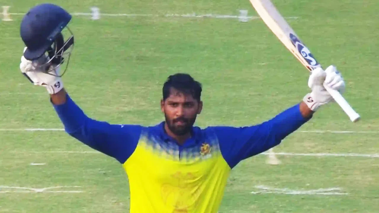 ಅಲ್ಲದೆ 2024ರ ಮಹಾರಾಜ ಟಿ20 ಟೂರ್ನಿಯಲ್ಲಿ ಒಂದು ಶತಕ ಹಾಗೂ 2 ಅರ್ಧಶತಕಗಳನ್ನು ಸಹ ಬಾರಿಸಿ ಅಬ್ಬರಿಸಿದ್ದರು. ಈ ಭರ್ಜರಿ ಪ್ರದರ್ಶನದ ಫಲವಾಗಿ ಸ್ಮರಣ್ ರವಿಚಂದ್ರನ್ ಅವರನ್ನು ಸನ್ರೈಸರ್ಸ್ ಹೈದರಾಬಾದ್ ಫ್ರಾಂಚೈಸಿ ಬದಲಿ ಆಟಗಾರನಾಗಿ ತಂಡಕ್ಕೆ ಆಯ್ಕೆ ಮಾಡಿಕೊಂಡಿತ್ತು. ಆದರೀಗ ಗಾಯಗೊಂಡು ಅರ್ಧದಲ್ಲೇ ಐಪಿಎಲ್ ಅಭಿಯಾನವನ್ನು ಅಂತ್ಯಗೊಳಿಸಿದ್ದಾರೆ.