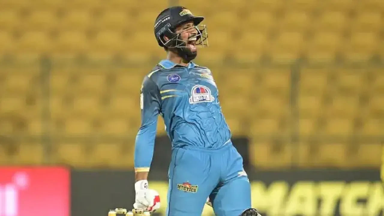 21 ವರ್ಷದ ಸ್ಮರಣ್ ರವಿಚಂದ್ರನ್ ಕಳೆದ ವರ್ಷ ನಡೆದ ಮಹಾರಾಜ ಟಿ20 ಲೀಗ್ನಲ್ಲಿ ಅದ್ಭುತ ಪ್ರದರ್ಶನ ನೀಡಿದ್ದರು. ಗುಲ್ಬರ್ಗ ಮಿಸ್ಟಿಕ್ಸ್ ಪರ ಕಣಕ್ಕಿಳಿದಿದ್ದ ಸ್ಮರಣ್ ಕೇವಲ 9 ಇನ್ನಿಂಗ್ಸ್ಗಳಿಂದ 43.14 ರ ಸರಾಸರಿಯಲ್ಲಿ 302 ರನ್ ಬಾರಿಸಿದ್ದರು. ಅದು ಸಹ 145.19 ರ ಅದ್ಭುತ ಸ್ಟ್ರೈಕ್ ರೇಟ್ನಲ್ಲಿ ಎಂಬುದು ವಿಶೇಷ.