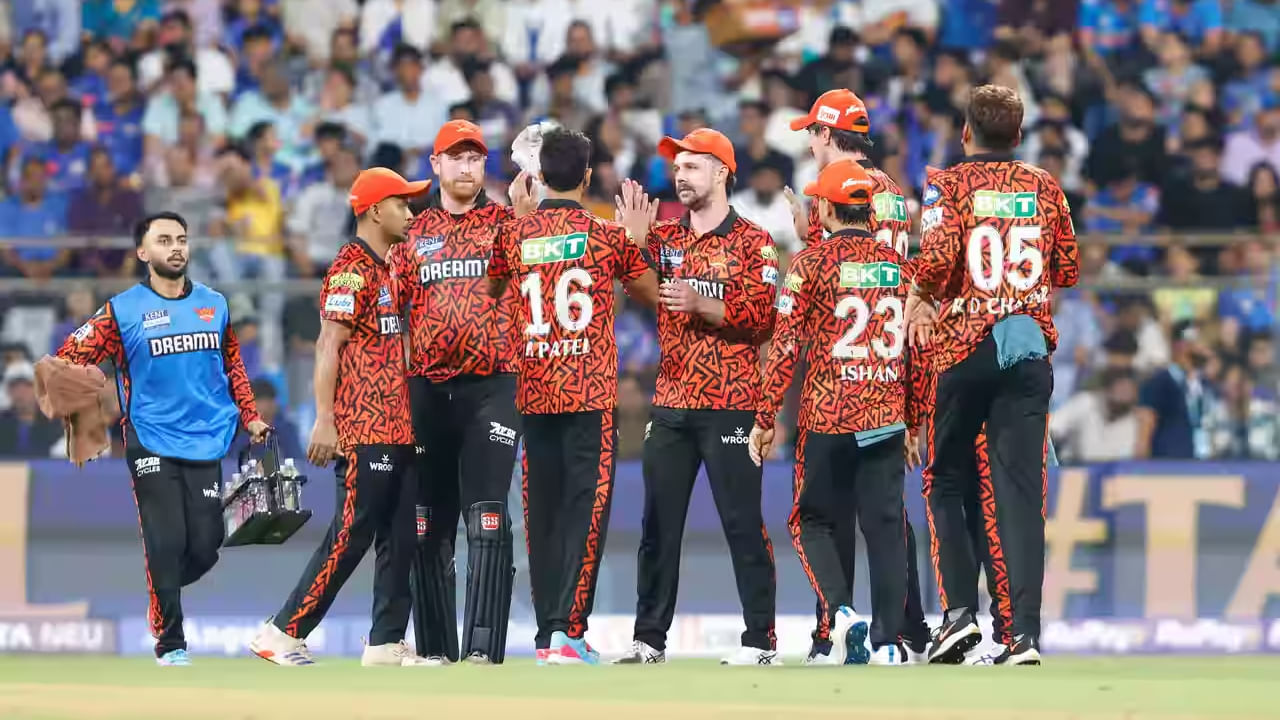 ಐಪಿಎಲ್ನ 43ನೇ ಪಂದ್ಯದಲ್ಲಿ ಚೆನ್ನೈ ಸೂಪರ್ ಕಿಂಗ್ಸ್ ತಂಡಕ್ಕೆ ಸೋಲುಣಿಸುವಲ್ಲಿ ಸನ್ರೈಸರ್ಸ್ ಹೈದರಾಬಾದ್ ತಂಡ ಕೂಡ ಯಶಸ್ವಿಯಾಗಿದೆ. ಚೆಪಾಕ್ ಮೈದಾನದಲ್ಲಿ ನಡೆದ ಈ ಪಂದ್ಯದಲ್ಲಿ ಮೊದಲು ಬ್ಯಾಟ್ ಮಾಡಿದ ಸಿಎಸ್ಕೆ 154 ರನ್ ಕಲೆಹಾಕಿದರೆ, ಈ ಗುರಿಯನ್ನು ಎಸ್ಆರ್ಹೆಚ್ ತಂಡ 18.4 ಓವರ್ಗಳಲ್ಲಿ ಚೇಸ್ ಮಾಡಿ, 5 ವಿಕೆಟ್ಗಳ ಜಯ ಸಾಧಿಸಿತು.