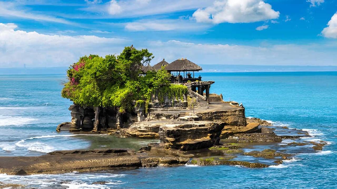 Tanah Lot Temple Bali: ಬಾಲಿಗೆ ಹೋದರೆ ನೀವು ಭೇಟಿ ನೀಡಲೇಬೇಕಾದ ಅದ್ಭುತ  ದೇವಾಲಯವಿದು