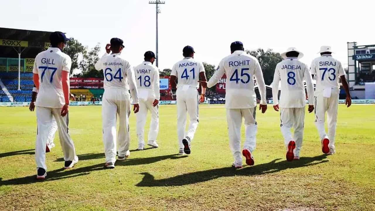 ಇಂಗ್ಲೆಂಡ್ ವಿರುದ್ಧದ 5 ಪಂದ್ಯಗಳ ಟೆಸ್ಟ್ ಸರಣಿಗಾಗಿ ಭಾರತ ತಂಡವನ್ನು (India Squad) ಪ್ರಕಟಿಸಲಾಗಿದೆ. 18 ಸದಸ್ಯರ ಈ ತಂಡವನ್ನು ಶುಭ್ಮನ್ ಗಿಲ್ ಮುನ್ನಡೆಸಲಿದ್ದಾರೆ. ಹಾಗೆಯೇ ಉಪನಾಯಕನಾಗಿ ರಿಷಭ್ ಪಂತ್ ಕಾಣಿಸಿಕೊಳ್ಳಲಿದ್ದಾರೆ. ಇನ್ನು ಈ ತಂಡದಲ್ಲಿ ಕರ್ನಾಟಕದ ಮೂವರು ಆಟಗಾರರು ಕಾಣಿಸಿಕೊಂಡಿದ್ದಾರೆ. ಅವರೆಂದರೆ...