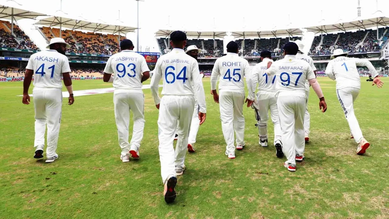 2024 ರಲ್ಲಿ ಟೀಮ್ ಇಂಡಿಯಾ ಒಟ್ಟು 16 ಟೆಸ್ಟ್ ಪಂದ್ಯಗಳನ್ನಾಡಿತ್ತು. ಈ ಹದಿನಾರು ಮ್ಯಾಚ್ಗಳಲ್ಲಿ ಟೀಮ್ ಇಂಡಿಯಾ ಗೆದ್ದಿರುವುದು ಕೇವಲ 8 ಪಂದ್ಯಗಳಲ್ಲಿ ಮಾತ್ರ. ಇನ್ನುಳಿದ 7 ಪಂದ್ಯಗಳಲ್ಲಿ ಸೋಲನುಭವಿಸಿದರೆ, ಒಂದು ಮ್ಯಾಚ್ ಡ್ರಾನಲ್ಲಿ ಅಂತ್ಯಗೊಂಡಿದೆ. ಇದೀಗ ಟೀಮ್ ಇಂಡಿಯಾದ 2025ರ ಟೆಸ್ಟ್ ಸರಣಿಗಳಿಗಾಗಿ ಸಜ್ಜಾಗಬೇಕಿದೆ. ಇಲ್ಲಿ ಭಾರತ ತಂಡದ ಎದುರಾಳಿಗಳು ಯಾರೆಂದು ನೋಡುವುದಾದರೆ...