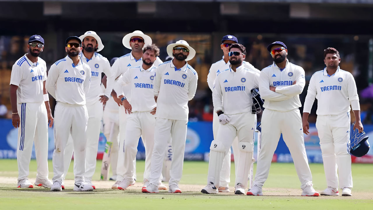 ಇಂಗ್ಲೆಂಡ್ ವಿರುದ್ಧದ ಟೆಸ್ಟ್ ಸರಣಿಗೆ ಟೀಮ್ ಇಂಡಿಯಾವನ್ನು ಹೆಸರಿಸಲಾಗಿದೆ. 18 ಸದಸ್ಯರುಗಳ ಈ ತಂಡವನ್ನು ಶುಭ್ಮನ್ ಗಿಲ್ ಮುನ್ನಡೆಸಲಿದ್ದಾರೆ. ಇನ್ನು ಉಪನಾಯಕನಾಗಿ ಕಾಣಿಸಿಕೊಳ್ಳಲಿರುವುದು ರಿಷಭ್ ಪಂತ್. ಅಂದರೆ ಇದೇ ಮೊದಲ ಬಾರಿಗೆ ಇಬ್ಬರು ಯುವ ಆಟಗಾರರಿಗೆ ಭಾರತ ಟೆಸ್ಟ್ ತಂಡದ ಚುಕ್ಕಾಣಿ ನೀಡಲಾಗಿದೆ.
