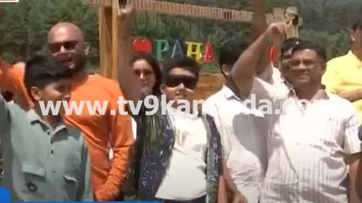 Operation Sindoor: ಸೇನೆಯ ಭದ್ರತೆಯೊಂದಿಗೆ ಪಹಲ್ಗಾಮ್ ನಲ್ಲಿ ಪುನಃ ಪ್ರವಾಸಿಗರ ಕಲರವ, ಭಾರತ್ ಮಾತಾ ಕೀ ಜೈ ಅಂತ ಜೈಕಾರ Operation Sindoor: ಸೇನೆಯ ಭದ್ರತೆಯೊಂದಿಗೆ ಪಹಲ್ಗಾಮ್ ನಲ್ಲಿ ಪುನಃ ಪ್ರವಾಸಿಗರ ಕಲರವ, ಭಾರತ್ ಮಾತಾ ಕೀ ಜೈ ಅಂತ ಜೈಕಾರ