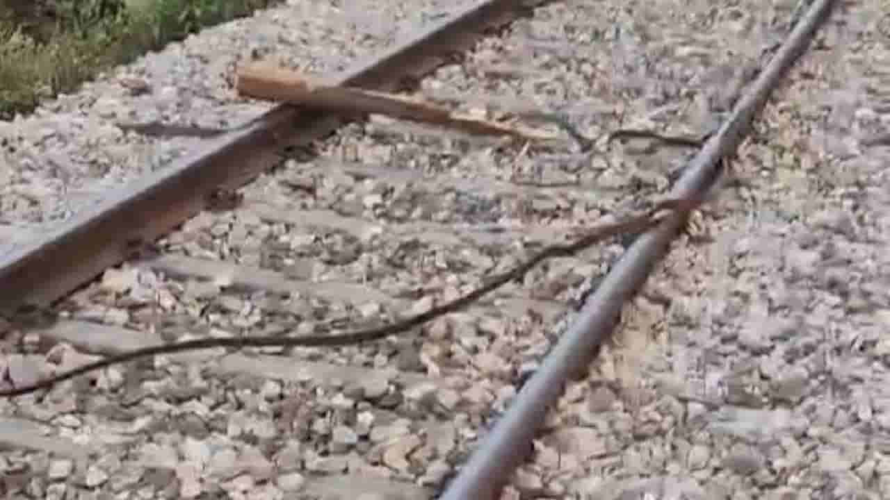 ಉತ್ತರ ಪ್ರದೇಶ: ರೈಲ್ವೆ ಹಳಿ ಮೇಲೆ ಕಟ್ಟಿಗೆಗಳನ್ನು ಎಸೆದು ರೈಲು ಹಳಿ ತಪ್ಪಿಸುವ ಯತ್ನ