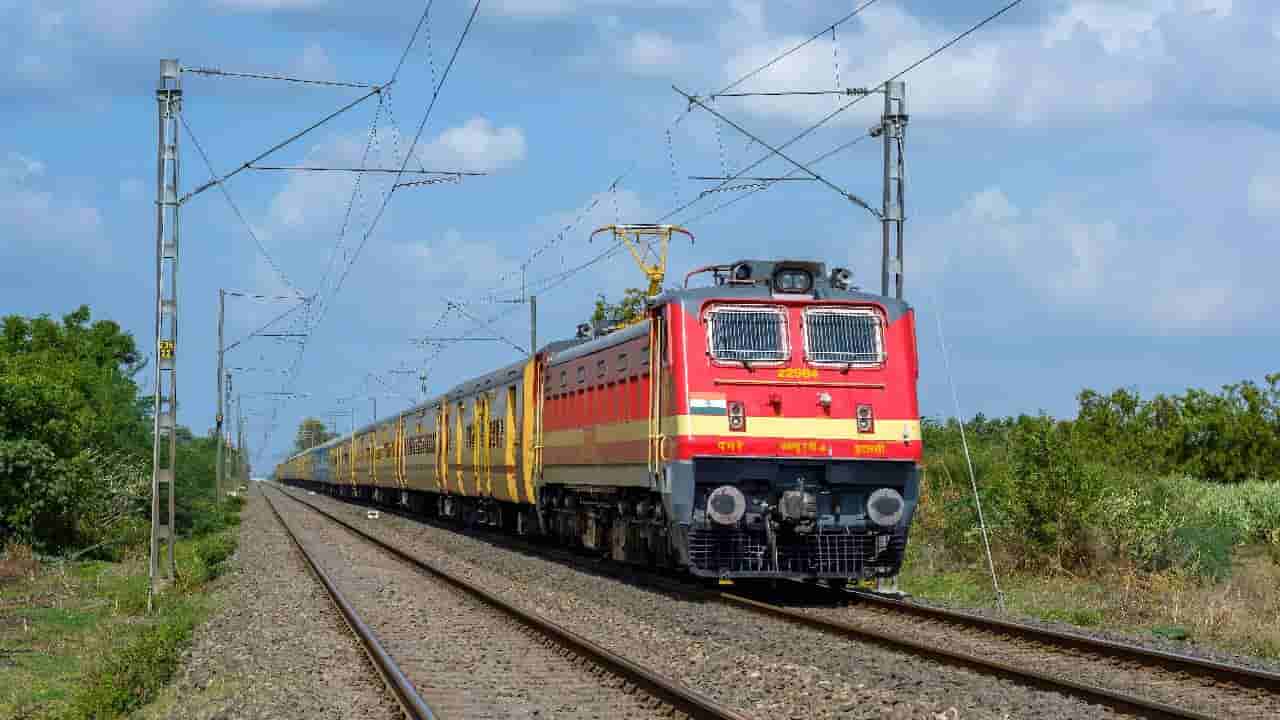 ಚಲಿಸುತ್ತಿದ್ದ ರೈಲಿನೆದುರು ಹಾರಿ ಆತ್ಮಹತ್ಯೆಗೆ ಯತ್ನ: ವ್ಯಕ್ತಿ ಸಾವು, ಎರಡೂ ಕಾಲು ಕಳೆದುಕೊಂಡ ಮಹಿಳೆ