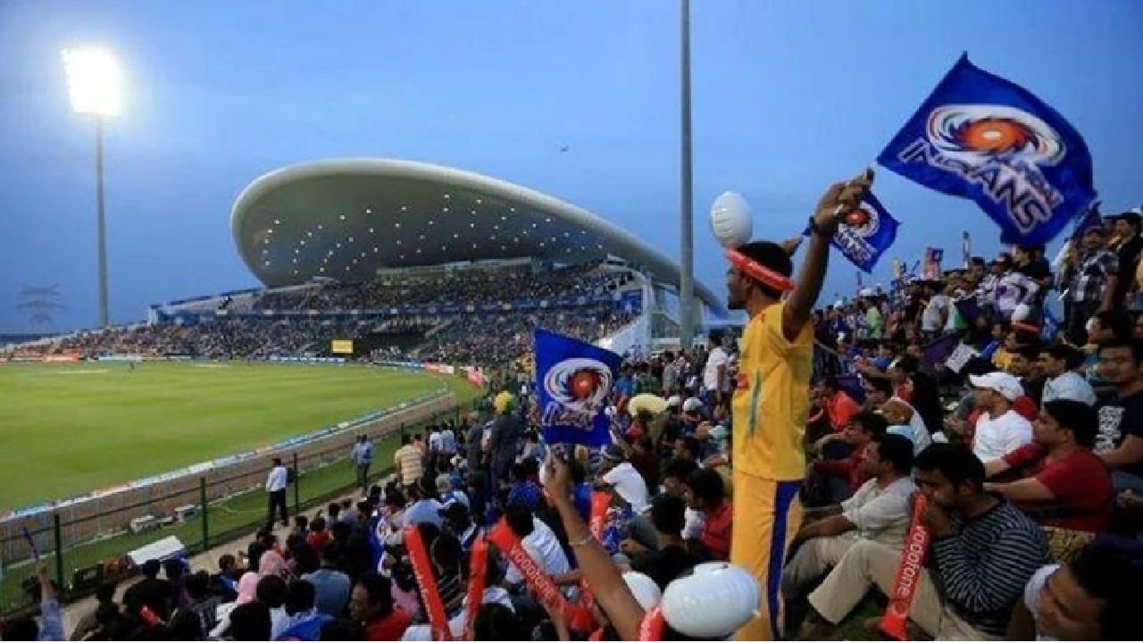 ಐಪಿಎಲ್ 2021: ಐಪಿಎಲ್ ಸೀಸನ್ 13 ಅನ್ನು ಕೊರೋನಾ ಭೀತಿ ಹಿನ್ನಲೆಯಲ್ಲಿ ಬಿಸಿಸಿಐ ಬಯೋ-ಬಬಲ್ನಲ್ಲಿ ಆಯೋಜಿಸಲು ಪ್ಲ್ಯಾನ್ ರೂಪಿಸಿತ್ತು. ಅದರಂತೆ ಇಡೀ ಪಂದ್ಯಾವಳಿಯನ್ನು ಕೇವಲ 3-4 ಸ್ಥಳಗಳಲ್ಲಿ ಆಯೋಜಿಸಲಾಗಿತ್ತು. ಆದರೆ ಟೂರ್ನಿಯ ನಡುವೆ ಆಟಗಾರರಲ್ಲಿ ಕೋವಿಡ್ ಲಕ್ಷಣಗಳನ್ನು ಕಂಡು ಬಂದಿದ್ದರಿಂದ ಪಂದ್ಯಾವಳಿಯನ್ನು ಸ್ಥಗಿತಗೊಳಿಸಲಾಗಿತ್ತು. ಇದಾದ ಬಳಿಕ ಸೆಪ್ಟೆಂಬರ್ 19 ರಿಂದ ಉಳಿದ ಭಾಗವನ್ನು ಯುಎಇಯಲ್ಲಿ ಆಯೋಜಿಸಿ ಐಪಿಎಲ್ ಅನ್ನು ಪೂರ್ಣಗೊಳಿಸಲಾಗಿತ್ತು.