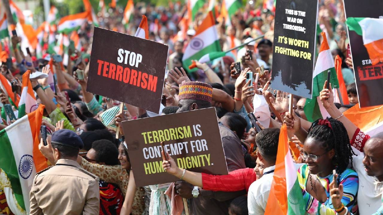 ಪ್ರಧಾನಿ ನರೇಂದ್ರ ಮೋದಿ ಇಂದು ವಡೋದರಾದಲ್ಲಿ ನಡೆಸಿದ ರೋಡ್​ ಶೋನಲ್ಲಿ ಆಫ್ರಿಕಾದ ವಿದ್ಯಾರ್ಥಿಗಳು ಕೂಡ ಪಾಲ್ಗೊಂಡಿದ್ದರು. ಭಯೋತ್ಪಾದನೆಯನ್ನು ನಿರ್ಮೂಲನೆ ಮಾಡಿ ಎನ್ನುವ ಬ್ಯಾನರ್​ಗಳನ್ನು ಹಿಡಿದಿದ್ದರು.  ಭಾರತ ನ್ಯಾಯಯುತವಾಗಿ ಪಾಕಿಸ್ತಾನದ ಮೇಲೆ ಪ್ರತಿದಾಳಿ ನಡೆಸಿತು. ಭಾರತದ ಧೈರ್ಯವು ಭಯೋತ್ಪಾದನೆಯ ದುಷ್ಟತನವನ್ನು ಕೊನೆಗೊಳಿಸುವ ಬೆಳಕು ಮುಂತಾದ ಉಲ್ಲೇಖಗಳನ್ನು ಹೊಂದಿರುವ ಫಲಕಗಳನ್ನು ಹಿಡಿದು ಆಫ್ರಿಕನ್ ಸಮುದಾಯದ ಸದಸ್ಯರು ಪ್ರಧಾನಿಯನ್ನು ಸ್ವಾಗತಿಸಿದರು.
