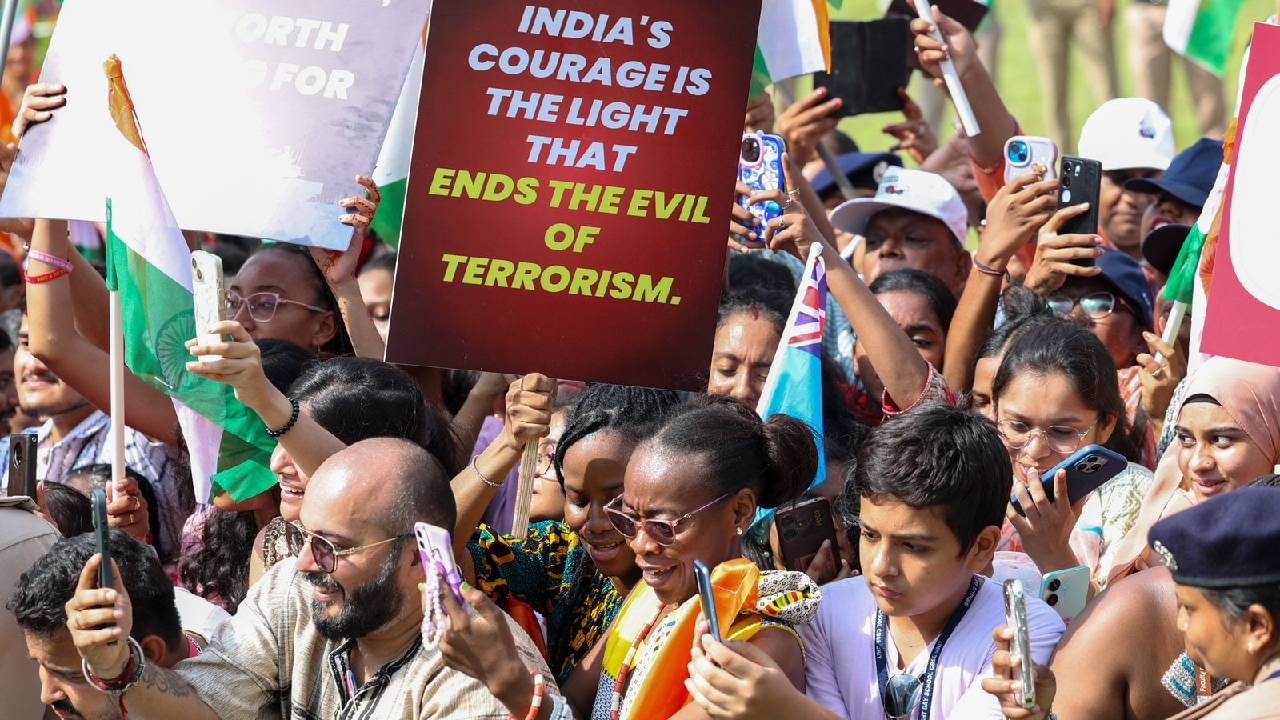 ಭಾರತ್ ಮಾತಾ ಕಿ ಜೈ, ಮೋದಿ-ಮೋದಿ ಮತ್ತು ವಂದೇ ಮಾತರಂ ಘೋಷಣೆಗಳು ಬೀದಿಗಳಲ್ಲಿ ಪ್ರತಿಧ್ವನಿಸಿದವು, ಜನರು ವಿಶೇಷ ಸಿಂಧೂರ್ ಸಮ್ಮಾನ್ ಯಾತ್ರೆಯಲ್ಲಿ ಭಾಗವಹಿಸಿ, ರಾಷ್ಟ್ರಧ್ವಜವನ್ನು ಬೀಸುತ್ತಾ ಮತ್ತು ಪ್ರಧಾನಿಯವರ ಮೇಲೆ ಹೂವುಗಳ ಸುರಿಮಳೆಗೈದಿದ್ದಾರೆ.
