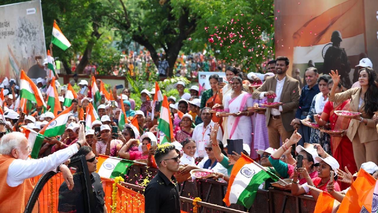 ಪಾಕಿಸ್ತಾನದ ವಿರುದ್ಧದ ಆಪರೇಷನ್ ಸಿಂದೂರ್‌ನ ಯಶಸ್ಸನ್ನು ಶ್ಲಾಘಿಸುವ ಜನರಿಂದ ರಸ್ತೆಗಳ ಉದ್ದಕ್ಕೂ ಭಾರತೀಯ ಸಶಸ್ತ್ರ ಪಡೆಗಳ ಪೋಸ್ಟರ್‌ಗಳು ರಾರಾಜಿಸುತ್ತಿವೆ. ಪಾಕಿಸ್ತಾನ ಮತ್ತು ಪಾಕ್ ಆಕ್ರಮಿತ ಕಾಶ್ಮೀರ (ಪಿಒಕೆ) ದಲ್ಲಿನ ಭಯೋತ್ಪಾದಕ ಕೇಂದ್ರಗಳನ್ನು ಗುರಿಯಾಗಿಸಿಕೊಂಡು ಭಾರತ ಇತ್ತೀಚೆಗೆ ನಡೆಸಿದ ಮಿಲಿಟರಿ ಕಾರ್ಯಾಚರಣೆಯ ನಂತರ ಪ್ರಧಾನಿ ಮೋದಿ ತಮ್ಮ ತವರು ರಾಜ್ಯಕ್ಕೆ ನೀಡುತ್ತಿರುವ ಮೊದಲ ಭೇಟಿ ಇದು.
