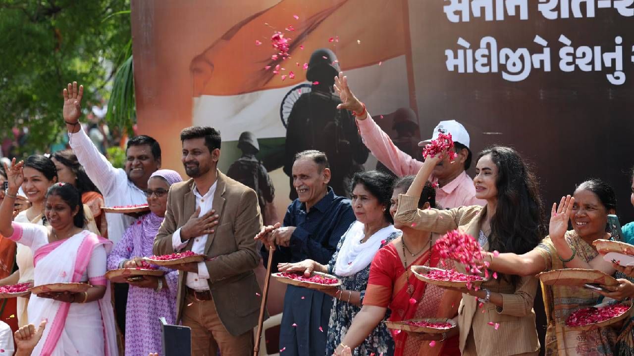 ಪ್ರಧಾನಿ ನರೇಂದ್ರ ಮೋದಿ ಇಂದು ಗುಜರಾತ್​ನ ವಡೋದರಾದಲ್ಲಿ ರೋಡ್​ ಶೋ ನಡೆಸಿದ್ದು, ಕರ್ನಲ್ ಖುರೇಷಿ ಕುಟುಂಬವೂ ಕೂಡ ಭಾಗಿಯಾಗಿತ್ತು. ಪ್ರಧಾನಿ ನರೇಂದ್ರ ಮೋದಿ ಮೇಲೆ ಹೂವಿನ ಸುರಿಮಳೆಗೈದಿರುವ ವಿಡಿಯೋ ಇಲ್ಲಿದೆ. ಪ್ರಧಾನಿ ನರೇಂದ್ರ ಮೋದಿ ಎರಡು ದಿನಗಳ ಕಾಲ ಗುಜರಾತ್ ಪ್ರವಾಸದಲ್ಲಿರಲಿದ್ದಾರೆ.
