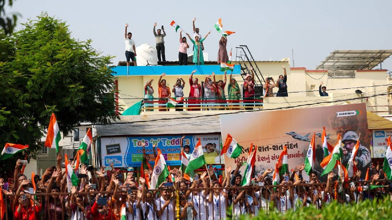 ಮಹಿಸಾಗರ್ ಮತ್ತು ದಾಹೋದ್ ಜಿಲ್ಲೆಗಳ 193 ಹಳ್ಳಿಗಳು ಮತ್ತು ಒಂದು ಪಟ್ಟಣದ 4.62 ಲಕ್ಷ ಜನರಿಗೆ ಅನುಕೂಲವಾಗುವಂತೆ ವಿನ್ಯಾಸಗೊಳಿಸಲಾದ 181 ಕೋಟಿ ರೂ. ವೆಚ್ಚದ ನಾಲ್ಕು ಕುಡಿಯುವ ನೀರು ಸರಬರಾಜು ಯೋಜನೆಗಳನ್ನು ಅವರು ಉದ್ಘಾಟಿಸಲಿದ್ದಾರೆ.
