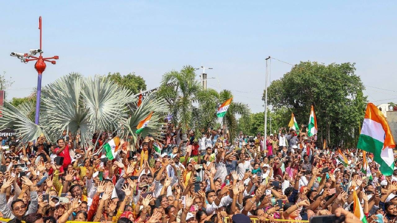 ಪ್ರಧಾನಿ ನರೇಂದ್ರ ಮೋದಿ ವಡೋದರಾದಲ್ಲಿ ಇಂದು ರೋಡ್ ಶೋ ನಡೆಸಿದರು. ಜನರು ತಮ್ಮ ನೆಚ್ಚಿನ ನಾಯಕನನ್ನು ನೋಡಲು ಬೆಳಗ್ಗೆಯಿಂದಲೇ ಸಾಲುಗಟ್ಟಿ ನಿಂತಿದ್ದರು. ರೋಡ್ ಶೋಗೆ ಮುಂಚಿತವಾಗಿ ಸಿದ್ಧತೆಗಳನ್ನು ಮಾಡಿಕೊಳ್ಳಲಾಗಿತ್ತು.
ಪ್ರಧಾನಿ ಮೋದಿ ಈ ಪ್ರದೇಶದಲ್ಲಿ ಮೂಲಸೌಕರ್ಯ ಮತ್ತು ಆರ್ಥಿಕ ಬೆಳವಣಿಗೆಯನ್ನು ಹೆಚ್ಚಿಸುವ ಗುರಿಯನ್ನು ಹೊಂದಿರುವ ಬಹು ಅಭಿವೃದ್ಧಿ ಯೋಜನೆಗಳನ್ನು ಉದ್ಘಾಟಿಸಿ ಅಡಿಪಾಯ ಹಾಕಲಿದ್ದಾರೆ