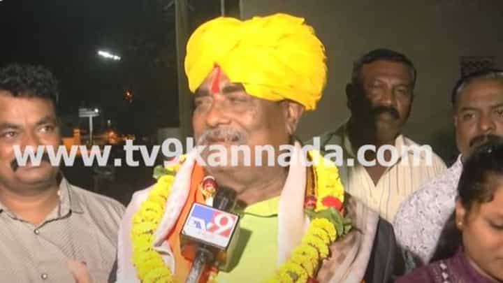 ರಾಷ್ಟ್ರಪತಿಗಳಿಂದ ಪದ್ಮಶ್ರೀ ಪ್ರಶಸ್ತಿ ಸ್ವೀಕರಿಸಿ ಪ್ರಧಾನಿಯವರೊಂದಿಗೆ ಮಾತಾಡಿ ಊರಿಗೆ ವಾಪಸ್ಸಾದ ಗೊಂದಳಿ ಭೀಷ್ಮ ವೆಂಕಪ್ಪ ಸುಗತೇಕರ್ ರಾಷ್ಟ್ರಪತಿಗಳಿಂದ ಪದ್ಮಶ್ರೀ ಪ್ರಶಸ್ತಿ ಸ್ವೀಕರಿಸಿ ಪ್ರಧಾನಿಯವರೊಂದಿಗೆ ಮಾತಾಡಿ ಊರಿಗೆ ವಾಪಸ್ಸಾದ ಗೊಂದಳಿ ಭೀಷ್ಮ ವೆಂಕಪ್ಪ ಸುಗತೇಕರ್