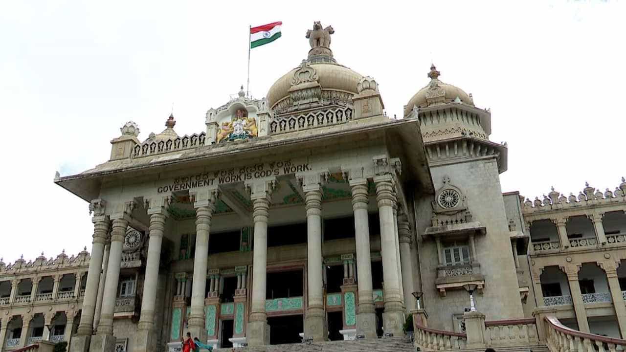 ಸಾರ್ವಜನಿಕರಿಗೂ ಇನ್ಮುಂದೆ ವಿಧಾನಸೌಧ ವೀಕ್ಷಣೆಗೆ ಅವಕಾಶ: ರಾಜ್ಯ ಸರ್ಕಾರದ ವಿನೂತನ ಪ್ರಯತ್ನ ಸಾರ್ವಜನಿಕರಿಗೂ ಇನ್ಮುಂದೆ ವಿಧಾನಸೌಧ ವೀಕ್ಷಣೆಗೆ ಅವಕಾಶ: ರಾಜ್ಯ ಸರ್ಕಾರದ ವಿನೂತನ ಪ್ರಯತ್ನ