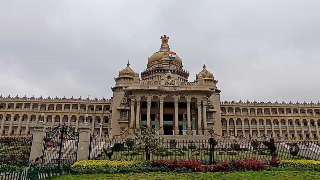ಸಿಎಂ ಸಚಿವಾಲಯದಲ್ಲಿ ಮೇಜರ್​ ಸರ್ಜರಿ: 16 ಸಿಬ್ಬಂದಿ ಕರ್ತವ್ಯದಿಂದ ಬಿಡುಗಡೆ