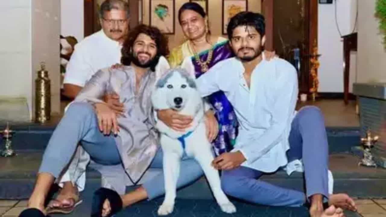 ವಿಜಯ್ ದೇವರಕೊಂಡಗೆ ಇದೆ ಬಣ್ಣದ ಲೋಕದ ಹಿನ್ನೆಲೆ; ತಂದೆಯ ವೃತ್ತಿ ಏನಾಗಿತ್ತು?