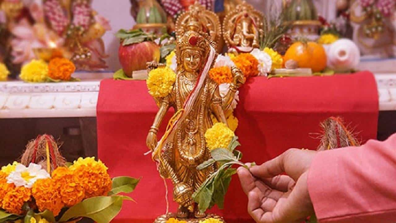 Thursday Puja: ಆರ್ಥಿಕ ತೊಂದರೆಗಳಿಂದ ಮುಕ್ತಿ ಪಡೆಯಲು ಗುರುವಾರ ಈ ಪರಿಹಾರ ಮಾಡಿ Thursday Puja: ಆರ್ಥಿಕ ತೊಂದರೆಗಳಿಂದ ಮುಕ್ತಿ ಪಡೆಯಲು ಗುರುವಾರ ಈ ಪರಿಹಾರ ಮಾಡಿ