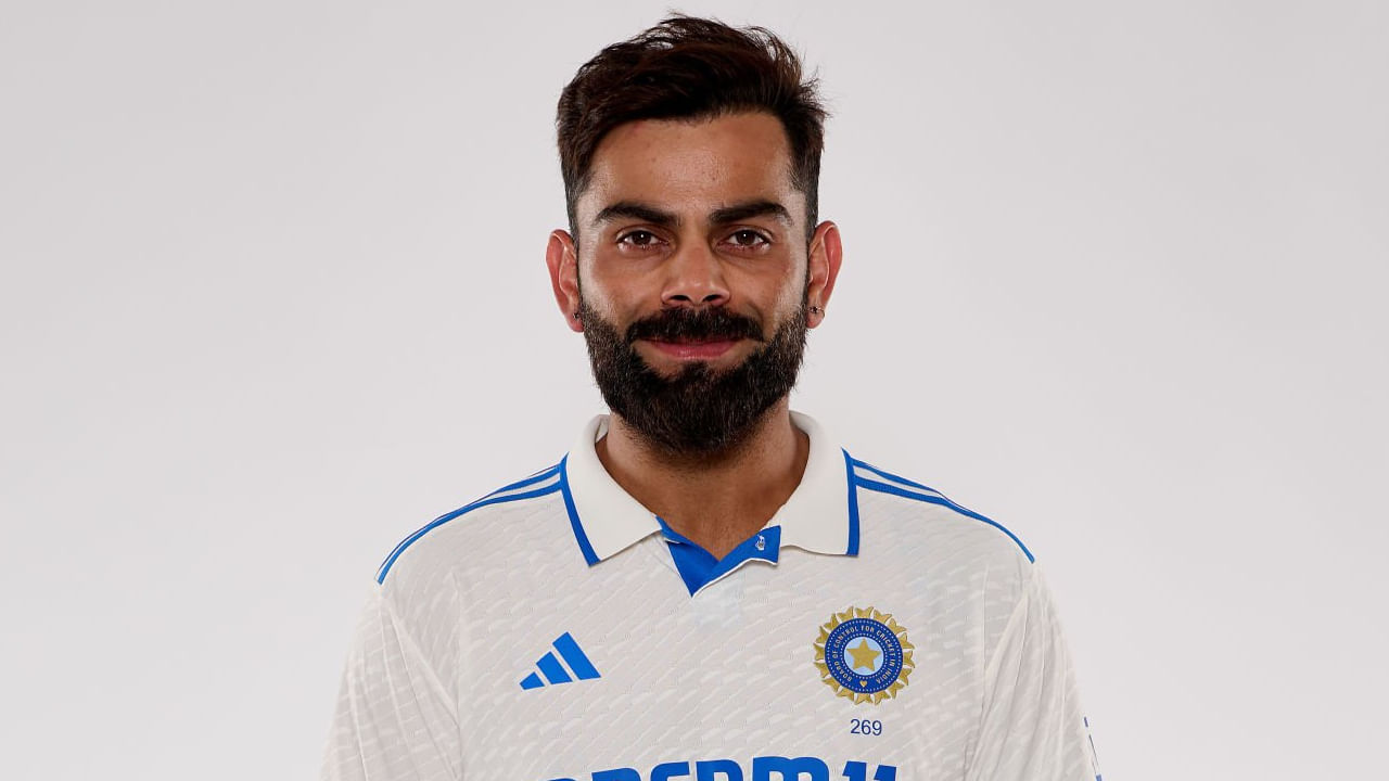 ವಿರಾಟ್ ಕೊಹ್ಲಿ: 2024-25ರ ಬಾರ್ಡರ್-ಗವಾಸ್ಕರ್ ಟೆಸ್ಟ್ ಸರಣಿಯ ಮೊದಲ ಪಂದ್ಯದಲ್ಲಿ 105 ರನ್ ಬಾರಿಸಿದ್ದ ವಿರಾಟ್ ಕೊಹ್ಲಿ ಆ ಬಳಿಕ 4 ಮ್ಯಾಚ್​ಗಳಿಂದ ಕಲೆಹಾಕಿದ್ದು ಕೇವಲ 85 ರನ್​ಗಳು ಮಾತ್ರ. ಅದರಲ್ಲೂ ಆಫ್​ ಸ್ಟಂಪ್​ನಲ್ಲಿ ವಿಕೆಟ್ ಕೈಚೆಲ್ಲುವ ಮೂಲಕ ಕೊಹ್ಲಿ ಬ್ಯಾಟಿಂಗ್ ಮರೆತಂತೆ ಭಾಸವಾಗಿದ್ದರು. ಇದೀಗ ಇಂಗ್ಲೆಂಡ್ ವಿರುದ್ಧದ ಸರಣಿಗೂ ಮುನ್ನ ವಿರಾಟ್ ಕೊಹ್ಲಿ ಟೆಸ್ಟ್ ಕ್ರಿಕೆಟ್​ಗೆ ವಿದಾಯ ಹೇಳಿದ್ದಾರೆ. ಅಂದರೆ ಬಾರ್ಡರ್-ಗವಾಸ್ಕರ್ ಟೆಸ್ಟ್ ಸರಣಿಯಲ್ಲಿ ವಿಫಲರಾಗಿದ್ದ ಮೂವರು ದಿಗ್ಗಜ ಕ್ರಿಕೆಟಿಗರು ಬ್ಯಾಕ್ ಟು ಬ್ಯಾಕ್ ನಿವೃತ್ತಿ ಘೋಷಿಸಿ ಕ್ರಿಕೆಟ್ ಪ್ರೇಮಿಗಳಿಗೆ ನಿರಾಸೆ ಮೂಡಿಸಿದ್ದಾರೆ.
