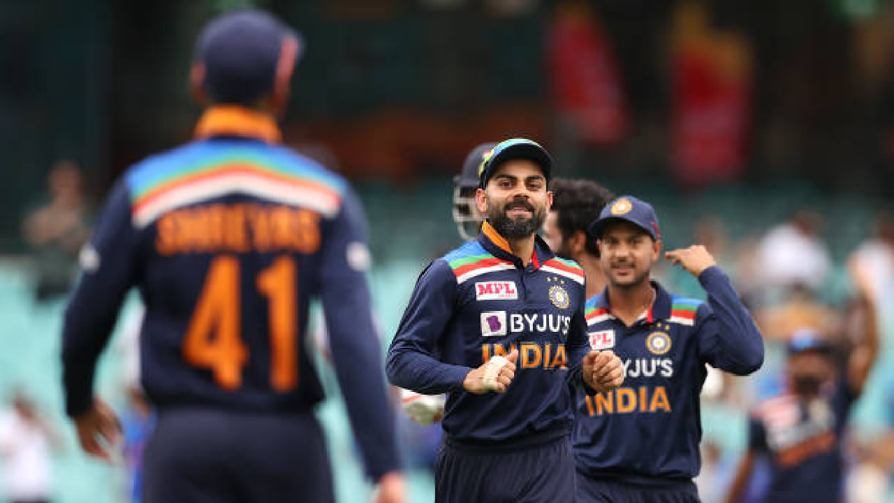 ಏಕೆಂದರೆ ವಿರಾಟ್ ಕೊಹ್ಲಿಗೆ ಏಕದಿನ ಪಂದ್ಯವಾಡಿದರೆ, ಪಂದ್ಯ ಶುಲ್ಕವಾಗಿ 6 ಲಕ್ಷ ರೂ. ನೀಡಲಾಗುತ್ತಿದೆ. ಅದರಂತೆ ಮುಂದಿನ 27 ಪಂದ್ಯಗಳಲ್ಲಿ ಕಣಕ್ಕಿಳಿದರೆ ಅವರಿಗೆ ಒಟ್ಟು 1.62 ಕೋಟಿ ರೂ. ಸಂಭಾವನೆ ಸಿಗಲಿದೆ. ಇನ್ನು ಈ ಪಂದ್ಯಗಳನ್ನು ಆಡುವುದು ಕೂಡ ವಿರಾಟ್ ಕೊಹ್ಲಿ ಪಾಲಿಗೆ ಅನಿವಾರ್ಯ.