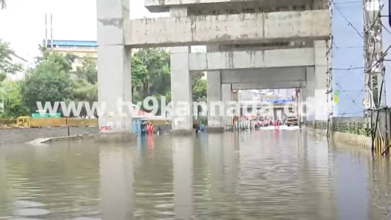 ಸಿಲ್ಕ್ ಬೋರ್ಡ್ ಮೆಟ್ರೋ ಸ್ಟೇಶನ್ ಬಳಿಯ ರಸ್ತೆ ಇನ್ನೂ ಜಲಾವೃತ, ನೀರು ರಾಜಾಕಾಲುವೆಗೆ ಹರಿಸಲು ಹರಸಾಹಸ