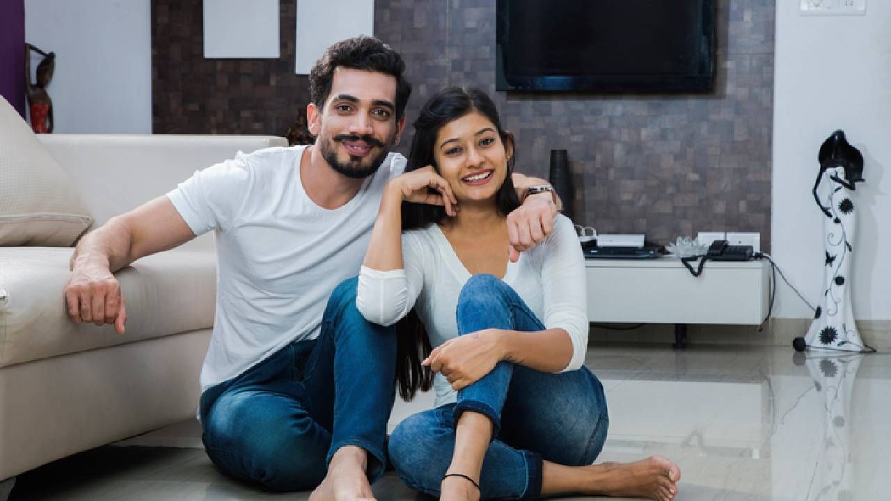 ಪ್ರೋತ್ಸಾಹ: ಹೆಂಡತಿಯಾದವಳಿಗೆ ತನ್ನ ಗಂಡನನ್ನು ಪ್ರೋತ್ಸಾಹಿಸುವ ಗುಣವಿರಬೇಕು ಎಂದು ಚಾಣಕ್ಯ ಹೇಳುತ್ತಾರೆ. ಗಂಡನ ಸೋಲುಗಳಲ್ಲಿ ಜೊತೆಯಾಗಿ ನಿಲ್ಲುವ, ಗೆಲುವನ್ನು ಸಂಭ್ರಮಿಸುವ ಗುಣವಿರಬೇಕು. ಪ್ರತಿಯೊಂದು ಹಂತದಲ್ಲೂ ಪ್ರೋತ್ಸಾಹ ನೀಡುವ ಹೆಂಡತಿಯಿದ್ದರೆ ಗಂಡನಾದವನು ಖಂಡಿತವಾಗಿಯೂ ಯಶಸ್ಸು ಸಾಧಿಸುತ್ತಾನೆ ಎಂದು ಹೇಳುತ್ತಾರೆ ಚಾಣಕ್ಯ.