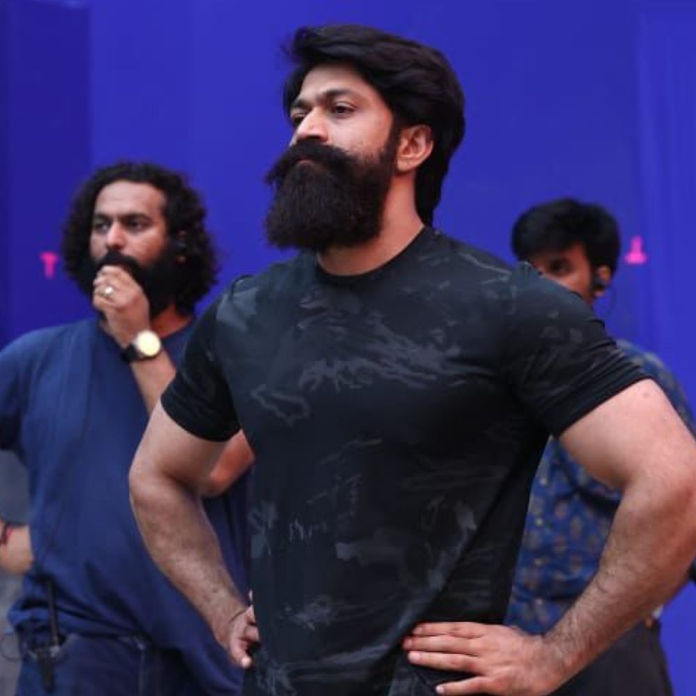 ಹಾಲಿವುಡ್ನ ಆಸ್ಕರ್ ವಿಜೇತ ಸಿನಿಮಾ ಮ್ಯಾಡ್ಮ್ಯಾಕ್ಸ್ನ ಸ್ಟಂಟ್ ನಿರ್ದೇಶಕ ಗೈ ನೋರಿಸ್ ಅವರು ಈ ಸಿನಿಮಾಕ್ಕೆ ಆಕ್ಷನ್ ಕೊರಿಯೋಗ್ರಫಿ ಮಾಡುತ್ತಿದ್ದು, ನಟ ಯಶ್ ಅವರು ಗೈ ನೋರಿಸ್ ಅವರ ಮಾರ್ಗದರ್ಶನದಲ್ಲಿ ಸ್ಟಂಟ್ ಮಾಡುತ್ತಿದ್ದಾರೆ.