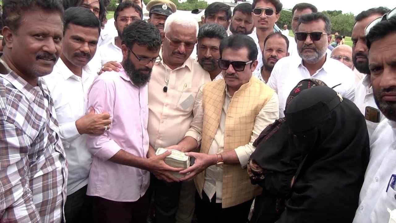 ತಮ್ಮ ಅಭಿಮಾನಿ ಕುಟುಂಬಕ್ಕೆ 5 ಲಕ್ಷ ರೂ. ಸಹಾಯ ಮಾಡಿದ ಸಚಿವ ಜಮೀರ್ ತಮ್ಮ ಅಭಿಮಾನಿ ಕುಟುಂಬಕ್ಕೆ 5 ಲಕ್ಷ ರೂ. ಸಹಾಯ ಮಾಡಿದ ಸಚಿವ ಜಮೀರ್