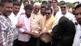 ತಮ್ಮ ಅಭಿಮಾನಿ ಕುಟುಂಬಕ್ಕೆ 5 ಲಕ್ಷ ರೂ. ಸಹಾಯ ಮಾಡಿದ ಸಚಿವ ಜಮೀರ್ ತಮ್ಮ ಅಭಿಮಾನಿ ಕುಟುಂಬಕ್ಕೆ 5 ಲಕ್ಷ ರೂ. ಸಹಾಯ ಮಾಡಿದ ಸಚಿವ ಜಮೀರ್