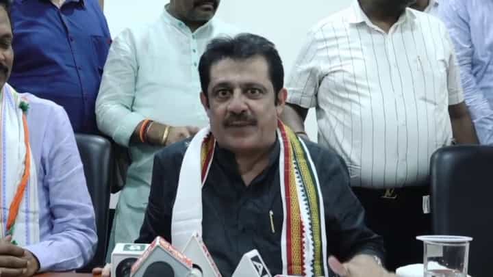 ಪಾಕಿಸ್ತಾನ ವಿರುದ್ಧ ಬಾಂಬ್ ಕಟ್ಕೊಂಡು ಯುದ್ಧಕ್ಕೆ ಹೋಗ್ತೀನಿ: ಸಚಿವ ಜಮೀರ್ ಹೇಳಿಕೆಯ ವಿಡಿಯೋ ವೈರಲ್ ಪಾಕಿಸ್ತಾನ ವಿರುದ್ಧ ಬಾಂಬ್ ಕಟ್ಕೊಂಡು ಯುದ್ಧಕ್ಕೆ ಹೋಗ್ತೀನಿ: ಸಚಿವ ಜಮೀರ್ ಹೇಳಿಕೆಯ ವಿಡಿಯೋ ವೈರಲ್