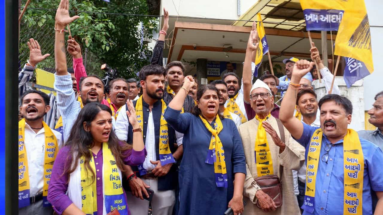 Assembly Bypoll Results: ಗುಜರಾತ್ ಸೇರಿ 2 ಕಡೆ ಆಮ್ ಆದ್ಮಿ ಭರ್ಜರಿ ಗೆಲುವು; ತಲಾ 1 ಸ್ಥಾನ ಗೆದ್ದ ಕಾಂಗ್ರೆಸ್, ಬಿಜೆಪಿ, ಟಿಎಂಸಿ Assembly Bypoll Results: ಗುಜರಾತ್ ಸೇರಿ 2 ಕಡೆ ಆಮ್ ಆದ್ಮಿ ಭರ್ಜರಿ ಗೆಲುವು; ತಲಾ 1 ಸ್ಥಾನ ಗೆದ್ದ ಕಾಂಗ್ರೆಸ್, ಬಿಜೆಪಿ, ಟಿಎಂಸಿ