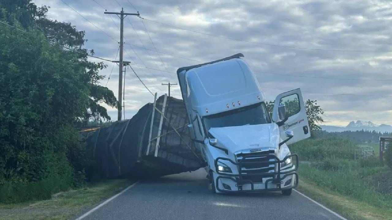 Video: ಲಕ್ಷಾಂತರ ಜೇನುನೊಣಗಳನ್ನು ಸಾಗಿಸುತ್ತಿದ್ದ ಟ್ರಕ್ ಪಲ್ಟಿ Video: ಲಕ್ಷಾಂತರ ಜೇನುನೊಣಗಳನ್ನು ಸಾಗಿಸುತ್ತಿದ್ದ ಟ್ರಕ್ ಪಲ್ಟಿ