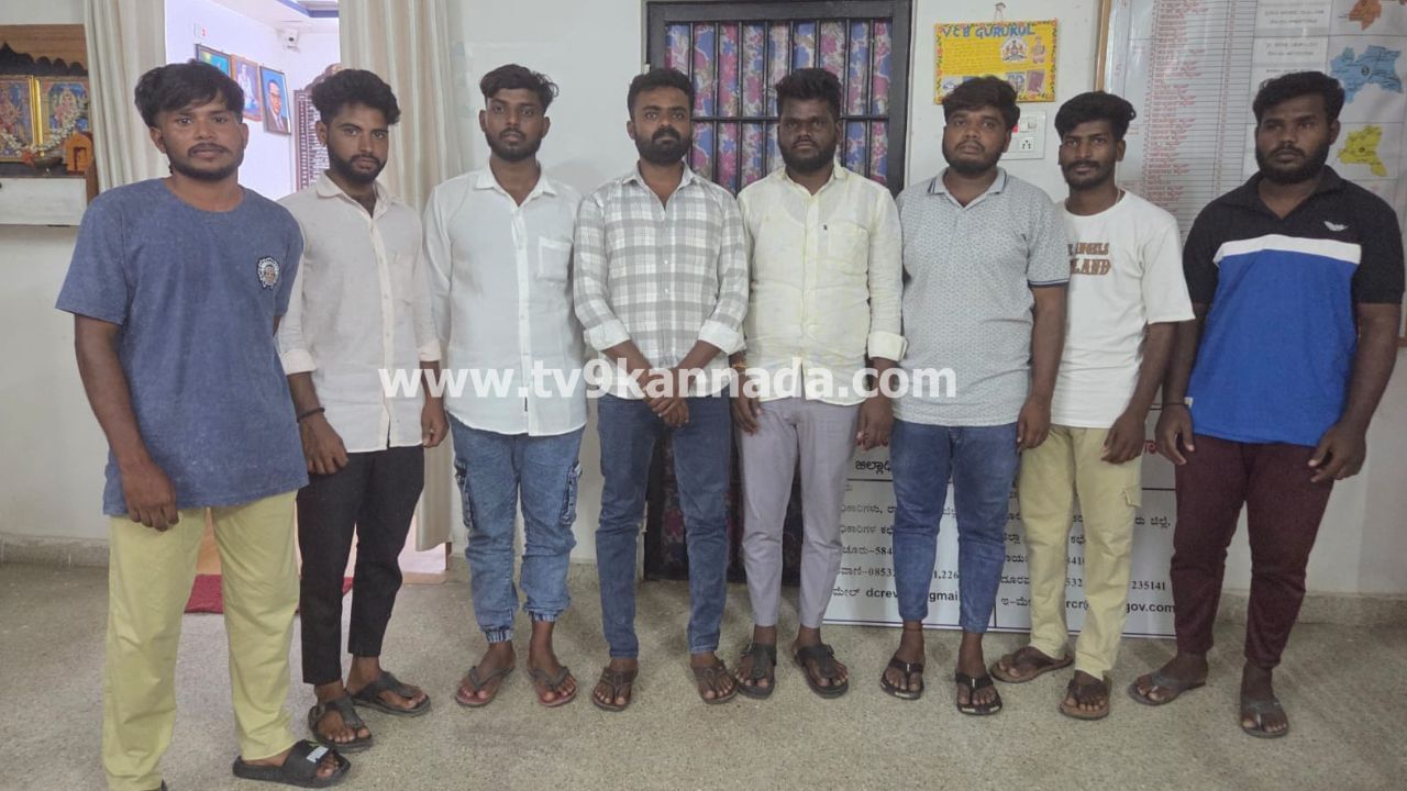 ಆರ್ಸಿಬಿ ಫೈನಲ್ಗೇರಿದ ಖುಷಿಯಲ್ಲಿ ಪೆಟ್ರೋಲ್ ಚೀಲ ಸಿಡಿಸಿ ಸಂಭ್ರಮಾಚರಣೆ: ರಾಯಚೂರಿನಲ್ಲಿ 8 ಯುವಕರ ಬಂಧನ ಆರ್ಸಿಬಿ ಫೈನಲ್ಗೇರಿದ ಖುಷಿಯಲ್ಲಿ ಪೆಟ್ರೋಲ್ ಚೀಲ ಸಿಡಿಸಿ ಸಂಭ್ರಮಾಚರಣೆ: ರಾಯಚೂರಿನಲ್ಲಿ 8 ಯುವಕರ ಬಂಧನ