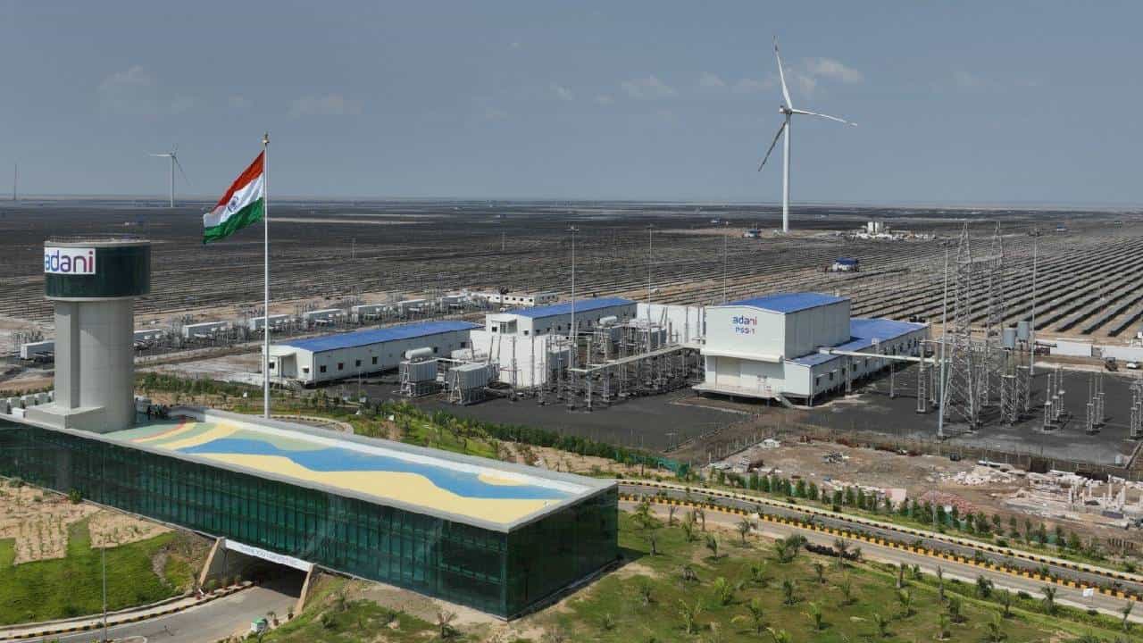 Adani Green: ಭಾರತದ ಇತಿಹಾಸದಲ್ಲೇ ಅತಿಹೆಚ್ಚು ನವೀಕರಣ ಇಂಧನ ಉತ್ಪಾದನೆ: ಅದಾನಿ ಕಂಪನಿ ದಾಖಲೆ Adani Green: ಭಾರತದ ಇತಿಹಾಸದಲ್ಲೇ ಅತಿಹೆಚ್ಚು ನವೀಕರಣ ಇಂಧನ ಉತ್ಪಾದನೆ: ಅದಾನಿ ಕಂಪನಿ ದಾಖಲೆ