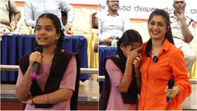ವಿದ್ಯಾರ್ಥಿನಿಗೆ 10 ಸಾವಿರ ರೂಪಾಯಿ ಬಹುಮಾನ ನೀಡಿದ ಅದಿತಿ ಪ್ರಭುದೇವ ವಿದ್ಯಾರ್ಥಿನಿಗೆ 10 ಸಾವಿರ ರೂಪಾಯಿ ಬಹುಮಾನ ನೀಡಿದ ಅದಿತಿ ಪ್ರಭುದೇವ