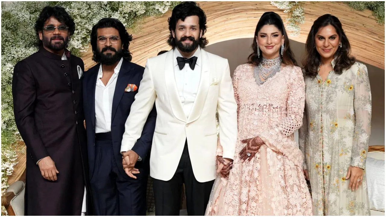 ಈ ಆರತಕ್ಷತೆಯನ್ನು ನಾಗಾರ್ಜುನ ಆಯೋಜಿಸಿದ್ದರು. ರಾಮ್ ಚರಣ್ ಮತ್ತು ಉಪಾಸನ ಕೂಡ ಈ ಆರತಕ್ಷತೆಯಲ್ಲಿ ಮಿಂಚಿದರು. ಇದರ ಫೋಟೋಗಳು ಜಾಲತಾಣಗಳಲ್ಲಿ ಹರಿದಾಡುತ್ತಿವೆ. ರಾಮ್ ಚರಣ್ ‘ಪೆದ್ದಿ’ ಸಿನಿಮಾದ ಶೂಟ್ನಲ್ಲಿ ಬ್ಯುಸಿ ಇದ್ದು, ಬಿಡುವು ಮಾಡಿಕೊಂಡು ಆಗಮಿಸಿದ್ದರು.