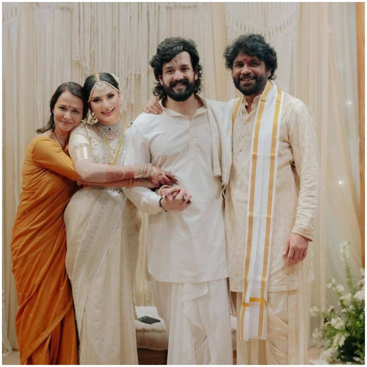 ಅಕ್ಕಿನೇನಿ ನಾಗಾರ್ಜುನ ಅವರ ಮನೆಯಲ್ಲಿ ಮದುವೆ ಸಂಭ್ರಮ ನೆರವೇರಿದೆ. ಕಳೆದ ವರ್ಷಾಂತ್ಯಕ್ಕೆ ನಾಗ ಚೈತನ್ಯ ಹಾಗೂ ಶೋಭಿತಾ ವಿವಾಹ ನೆರವೇರಿತ್ತು. ಈಗ ನಾಗ ಚೈತನ್ಯ ಅವರ ಸಹೋದರ ಅಖಿಲ್ ಅಕ್ಕಿನೇನಿ ಮದುವೆ ಕಾರ್ಯ ನೆರವೇರಿದೆ.