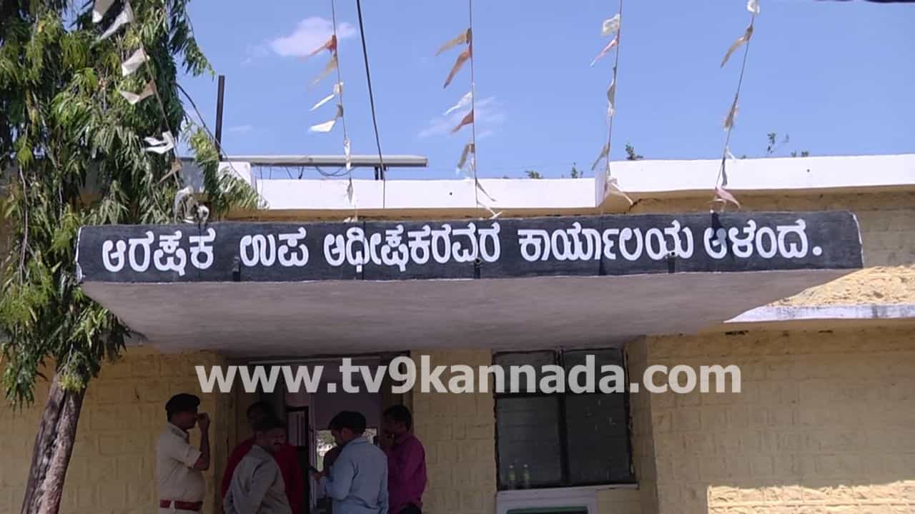 ‘ಮನೇಲಿ ಯಾರಿಲ್ಲ ಬಾ’: ಪ್ರೇಯಸಿ ಮಾತಿಗೆ ಮರುಳಾಗಿ ಹೋದವ ಹೆಣವಾದ! ಕೊಲೆ ರಹಸ್ಯ ಕೊನೆಗೂ ಭೇದಿಸಿದ ಕಲಬುರಗಿ ಪೊಲೀಸರು ‘ಮನೇಲಿ ಯಾರಿಲ್ಲ ಬಾ’: ಪ್ರೇಯಸಿ ಮಾತಿಗೆ ಮರುಳಾಗಿ ಹೋದವ ಹೆಣವಾದ! ಕೊಲೆ ರಹಸ್ಯ ಕೊನೆಗೂ ಭೇದಿಸಿದ ಕಲಬುರಗಿ ಪೊಲೀಸರು