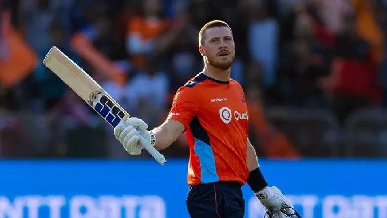 ಅಮೆರಿಕದಲ್ಲಿ ನಡೆಯುತ್ತಿರುವ ಮೇಜರ್ ಲೀಗ್ ಕ್ರಿಕೆಟ್ (MLC 2025) ಟೂರ್ನಿಯಲ್ಲಿ ನ್ಯೂಝಿಲೆಂಡ್ ದಾಂಡಿಗ ಫಿನ್ ಅಲೆನ್ (Finn Allen) ಅಬ್ಬರ ಮುಂದುವರೆದಿದೆ. ಅದು ಕೂಡ ಸಿಕ್ಸರ್ಗಳ ಸುರಿಮಳೆಯೊಂದಿಗೆ ಎಂಬುದೇ ಅಚ್ಚರಿ. ಈ ಬಾರಿಯ ಟೂರ್ನಿಯಲ್ಲಿ ಸ್ಯಾನ್ ಫ್ರಾನ್ಸಿಸ್ಕೋ ಯುನಿಕಾರ್ನ್ಸ್ ಪರ ಕಣಕ್ಕಿಳಿಯುತ್ತಿರುವ ಅಲೆನ್ ಈವರೆಗೆ ಸಿಡಿಸಿರುವ ಸಿಕ್ಸರ್ಗಳ ಸಂಖ್ಯೆ ಬರೋಬ್ಬರಿ 33 ..!