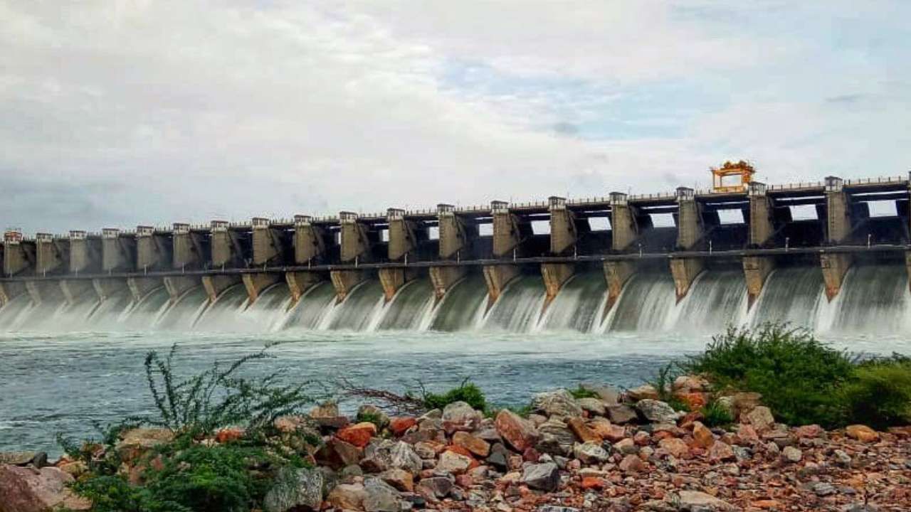 ಬಗೆಹರಿಯದ ಕೃಷ್ಣಾ ನದಿ ನೀರು ವಿವಾದ: ಕುಂಟು ನೆಪ ಹೇಳುತ್ತಾ ಓಡಾಡಬೇಡಿ ಎಂದ ರೈತರು ಬಗೆಹರಿಯದ ಕೃಷ್ಣಾ ನದಿ ನೀರು ವಿವಾದ: ಕುಂಟು ನೆಪ ಹೇಳುತ್ತಾ ಓಡಾಡಬೇಡಿ ಎಂದ ರೈತರು