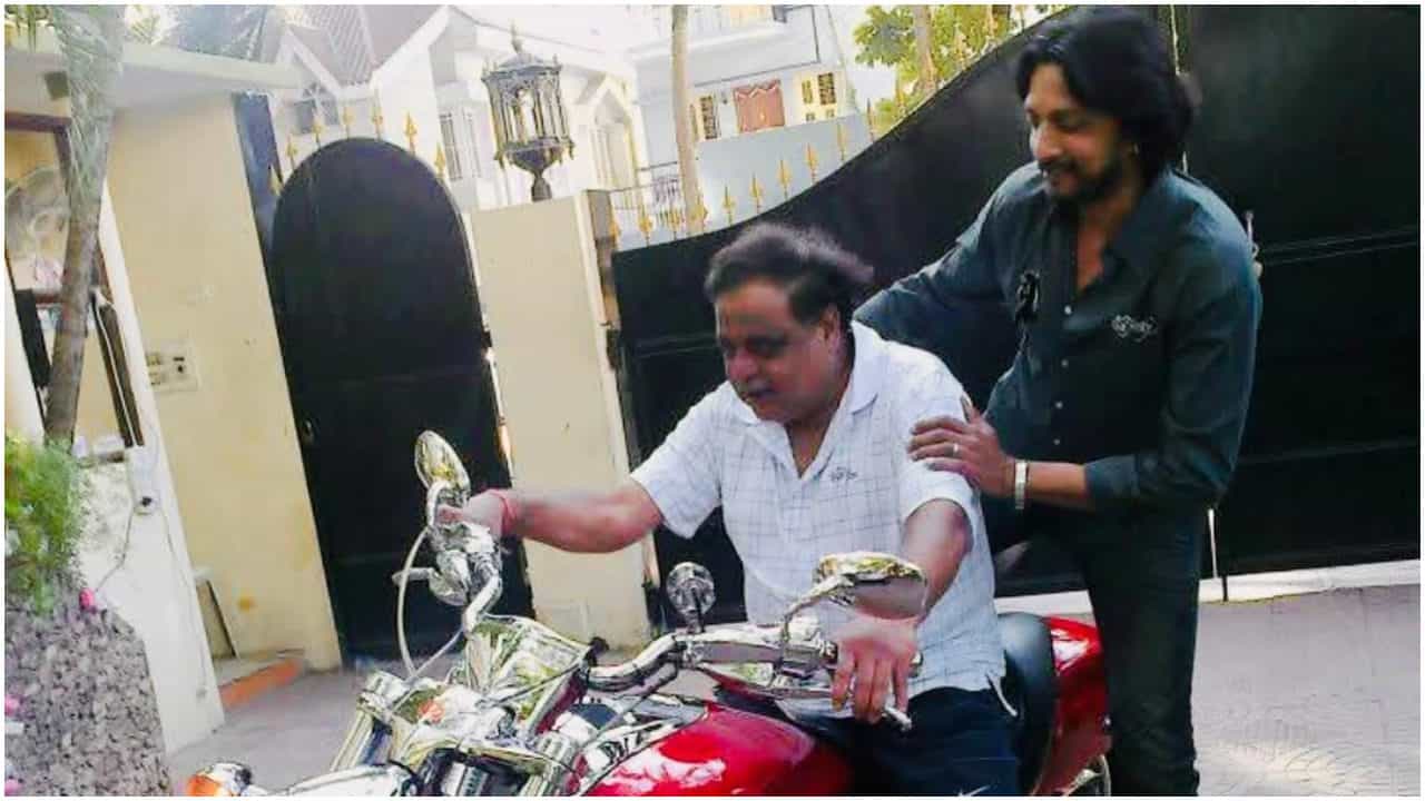ಅಂಬಿ ಬೈಕ್ ಮೇಲೆ ಸುದೀಪ್; ಅಪರೂಪದ ಫೋಟೋ ಇಲ್ಲಿದೆ ಅಂಬಿ ಬೈಕ್ ಮೇಲೆ ಸುದೀಪ್; ಅಪರೂಪದ ಫೋಟೋ ಇಲ್ಲಿದೆ