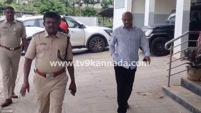 ಹಲ್ಲೆ ಆರೋಪ, ಮಾಜಿ ಸಂಸದ ಅನಂತ್ ಕುಮಾರ್ ಹೆಗಡೆ ವಿರುದ್ಧ ಎಫ್ಐಆರ್ ಹಲ್ಲೆ ಆರೋಪ, ಮಾಜಿ ಸಂಸದ ಅನಂತ್ ಕುಮಾರ್ ಹೆಗಡೆ ವಿರುದ್ಧ ಎಫ್ಐಆರ್